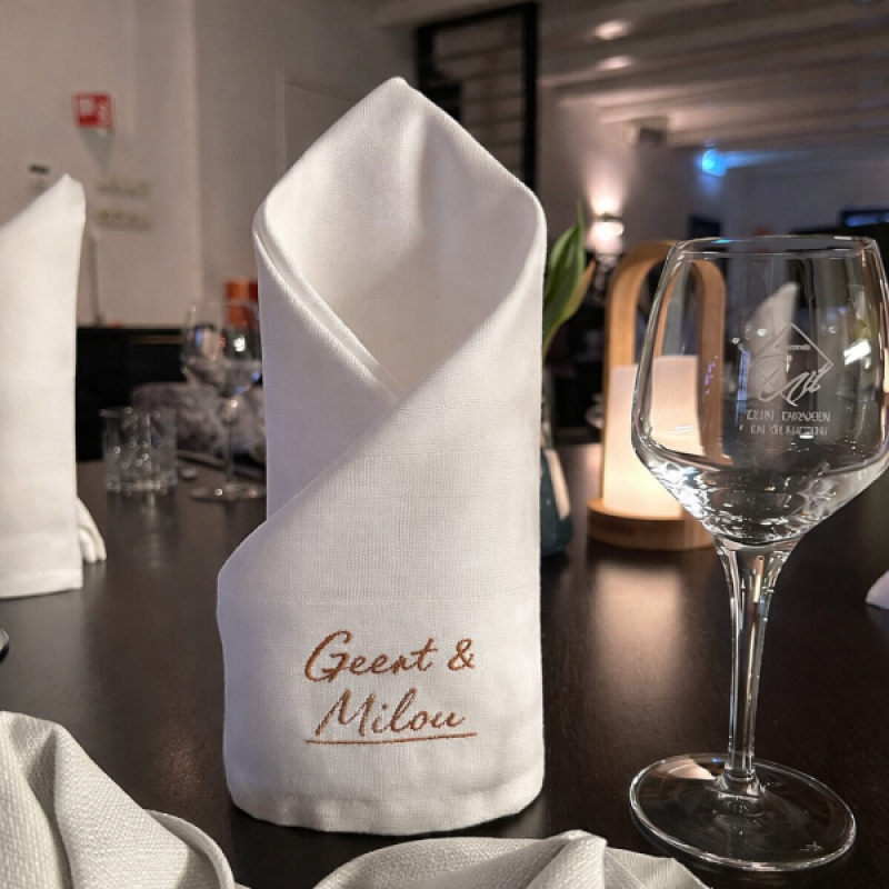 Geborduurde servetten met dezelfde naam of initialen