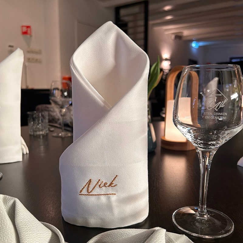 Geborduurde servetten met verschillende namen