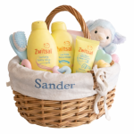 Rotan mandje met geborduurde naam